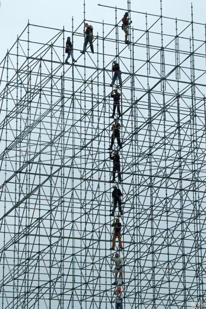 钢管脚手架不是几根滚地上一插就行