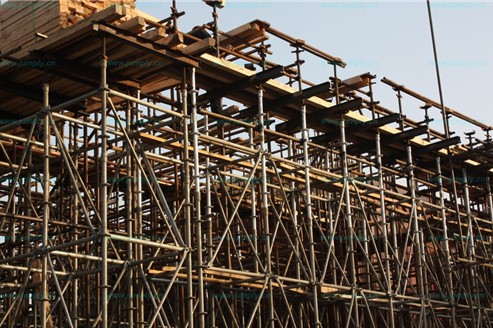 碗扣式脚手架，全靠上下左右的兄弟撑着